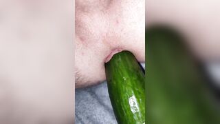 Anche al mio amico bisex piace il cetriolo in culo
