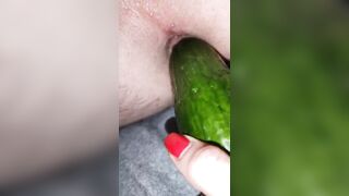 Anche al mio amico bisex piace il cetriolo in culo