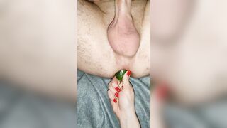 Anche al mio amico bisex piace il cetriolo in culo