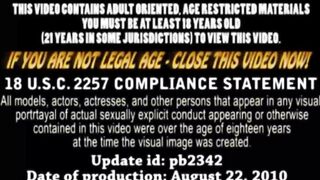 Bella troietta bionda scopata in strada da due ragazzi