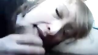 Puttana pagata per sesso in auto