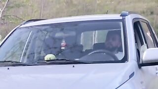 Coppia esibizionista fa sesso per strada