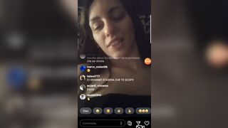 Anteprima del video: La monella esibizionista fa la diretta