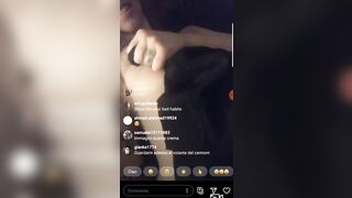 La monella esibizionista fa la diretta