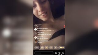 La monella esibizionista fa la diretta