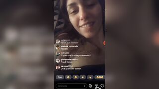 La monella esibizionista fa la diretta