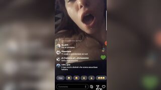 La monella esibizionista fa la diretta