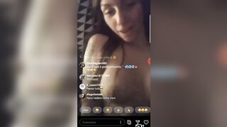 La monella esibizionista fa la diretta