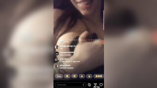 La monella esibizionista fa la diretta