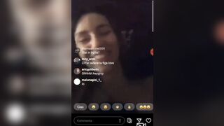 La monella esibizionista fa la diretta