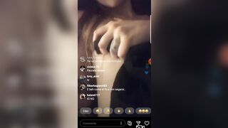 La monella esibizionista fa la diretta