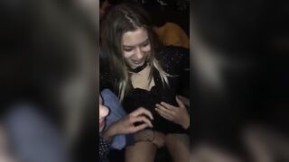 Compagni di scuola fanno un selfie sconcio