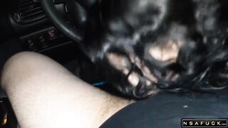 Brunetta tettona giovane e bella scopa in auto