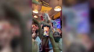 La bionda fa danzare le tettone