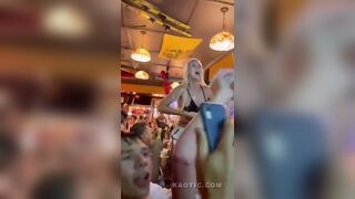 La bionda fa danzare le tettone