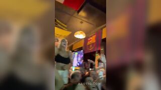 La bionda fa danzare le tettone