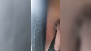 Battona trans gioca col cazzo a bordo marciapiede