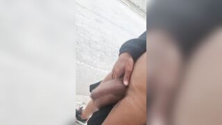 Battona trans gioca col cazzo a bordo marciapiede