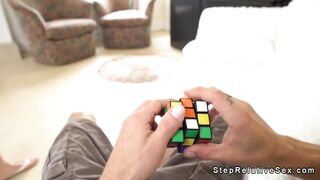 Uomo dotato scopa sorellastra asiatica