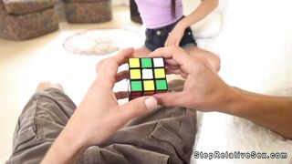 Uomo dotato scopa sorellastra asiatica