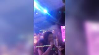 Cubista zoccola sul palco senza mutandine