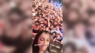 Cubista zoccola sul palco senza mutandine