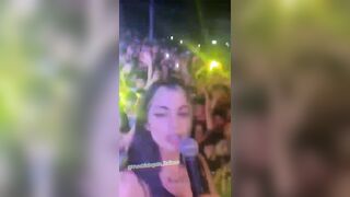 Cubista zoccola sul palco senza mutandine