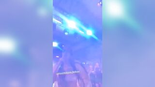 Cubista zoccola sul palco senza mutandine