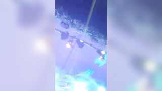 Cubista zoccola sul palco senza mutandine