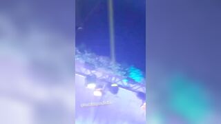 Cubista zoccola sul palco senza mutandine