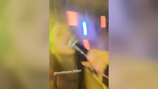 Cubista zoccola sul palco senza mutandine