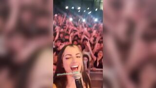 Cubista zoccola sul palco senza mutandine