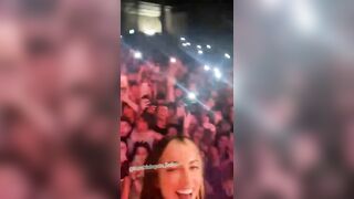 Cubista zoccola sul palco senza mutandine