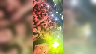 Cubista zoccola sul palco senza mutandine