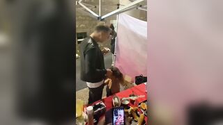 Pornostar in erba succhia il cazzo di Rocco