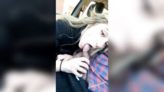 Biondina Italianissima fa un pompino in diretta