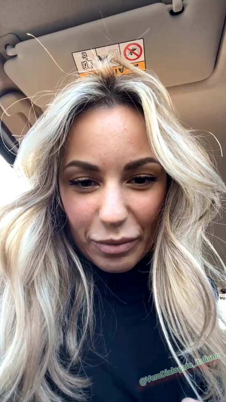 Biondina Italianissima fa un pompino in diretta