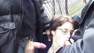 Giovane puttana inculata outdoor