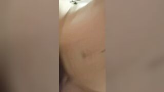 Scopa la fidanzata e le chiede se le piace