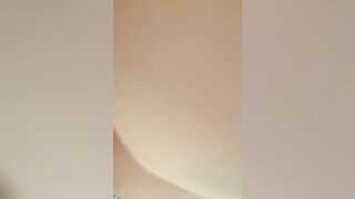 Scopa la fidanzata e le chiede se le piace