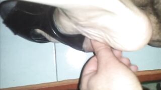 Sotto i piedi della mia troia