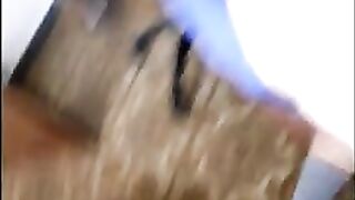 La porca soddisfa un nuovo amico...