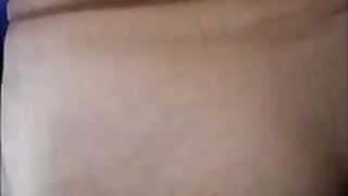 La porca soddisfa un nuovo amico...