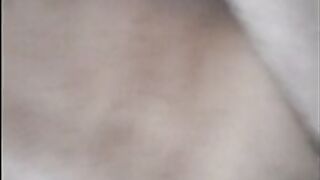 La porca soddisfa un nuovo amico...