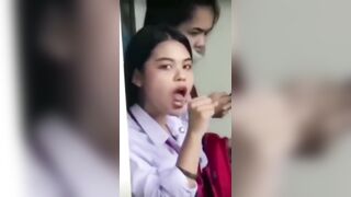 Ragazza zoccola mima pompino