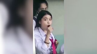 Anteprima del video: Ragazza zoccola mima pompino