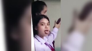 Ragazza zoccola mima pompino