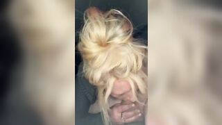 Bionda dall'avida gola profonda