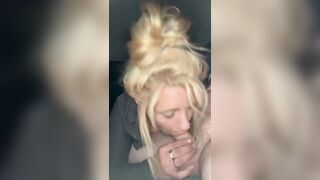 Bionda dall'avida gola profonda