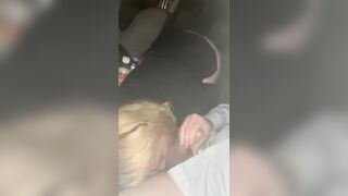 Pompinara bionda mostra il culo mentre succhia